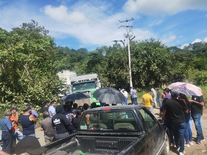 Bloquean vecinos de El Tronconal paso de camiones de carga pesada en ...